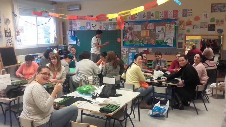 CLASE DE PRE-TECNOLOGÍA PARA LAS MADRES Y PADRES DE 5 AÑOS (TALLER DE DISFRACES DE CARNAVAL)