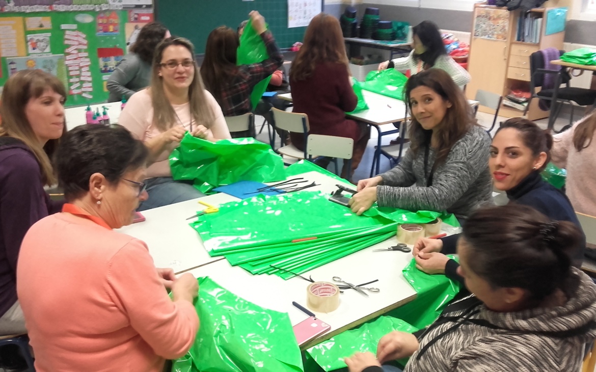 LAS SUPER MAMIS DE 4 Y 5 AÑOS SIGUEN PREPARANDO LOS DISFRACES DE SUS HIJOS/AS