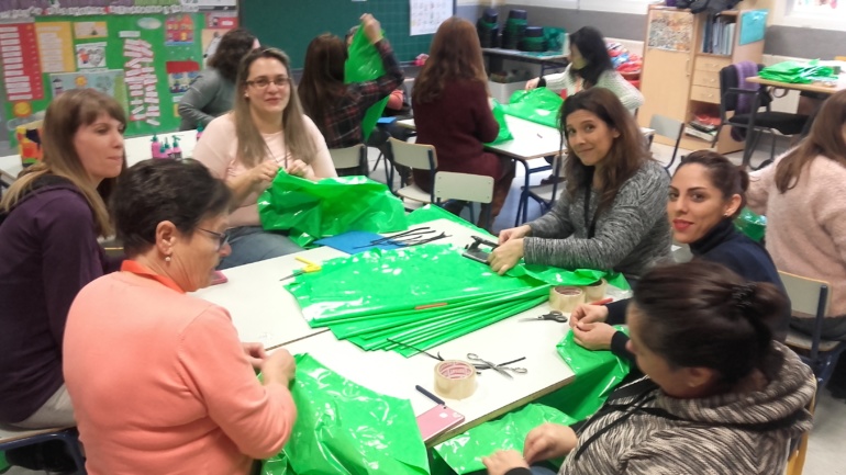 LAS SUPER MAMIS DE 4 Y 5 AÑOS SIGUEN PREPARANDO LOS DISFRACES DE SUS HIJOS/AS