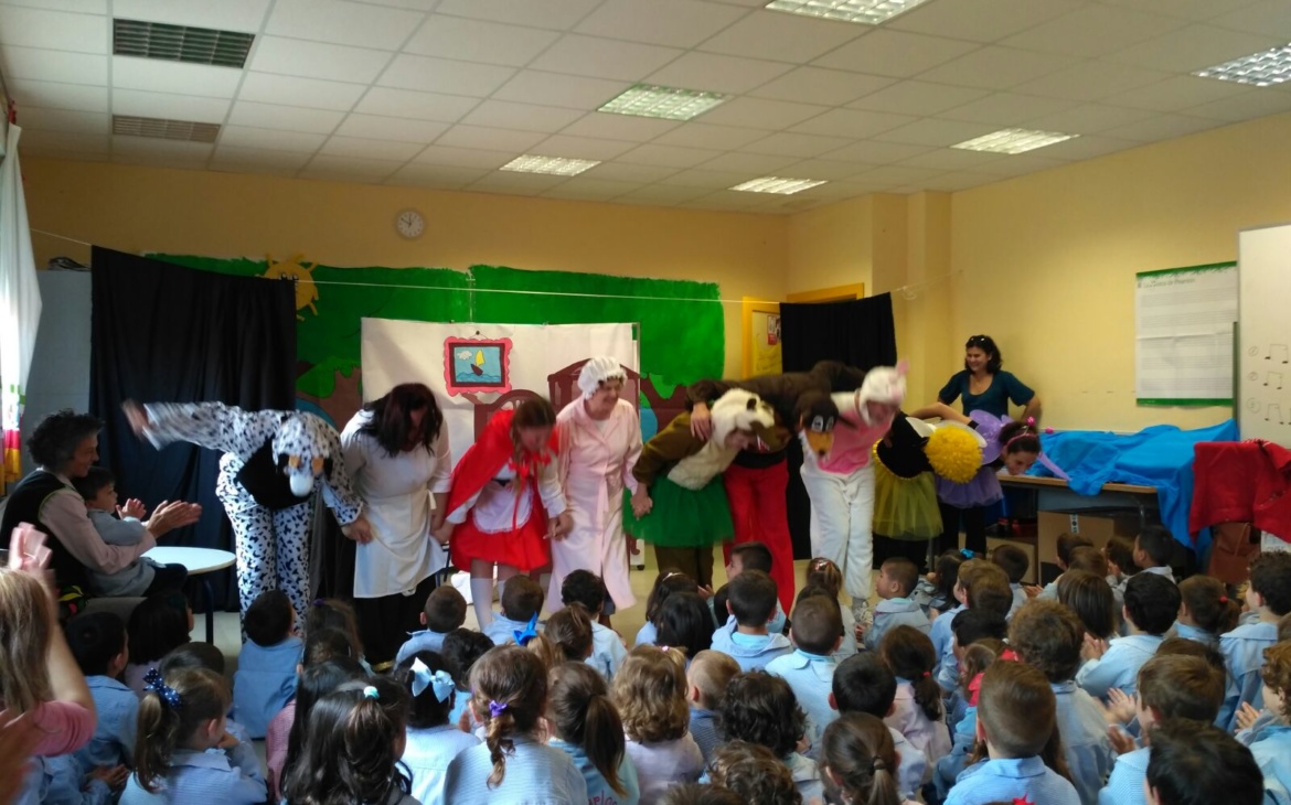 CAPERUCITA ROJA VISITA EL COLEGIO