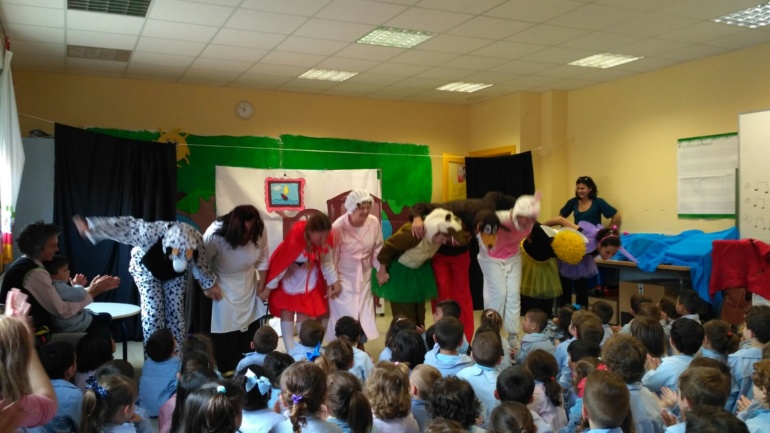 CAPERUCITA ROJA VISITA EL COLEGIO